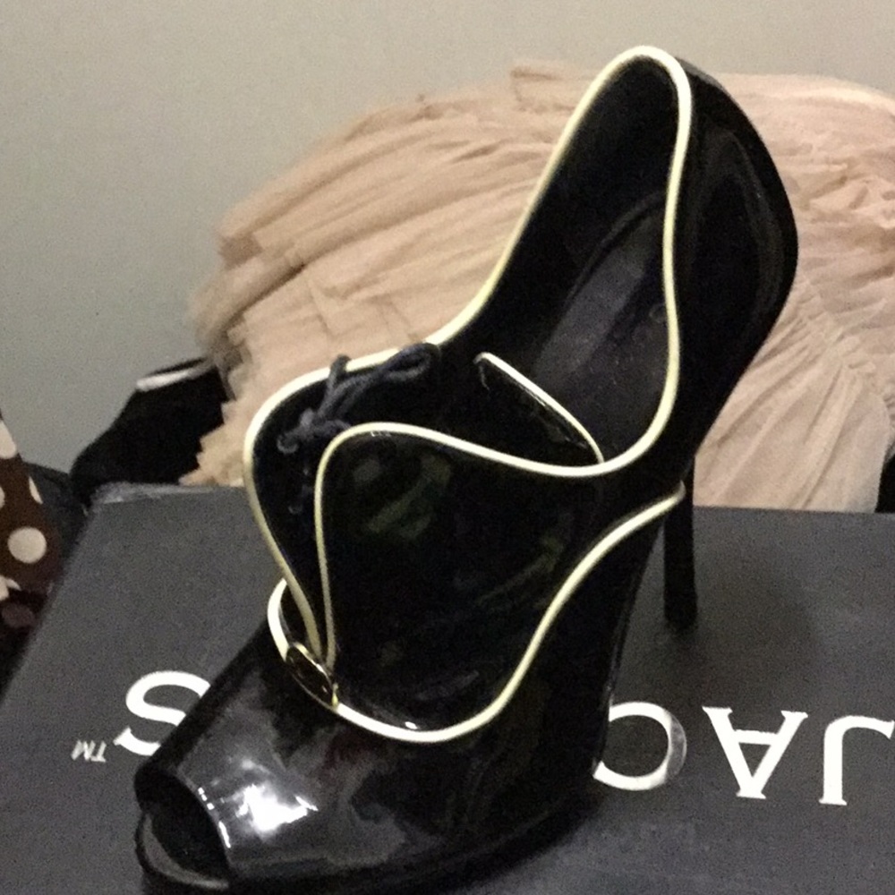 Black patent shoe with white patent stitching